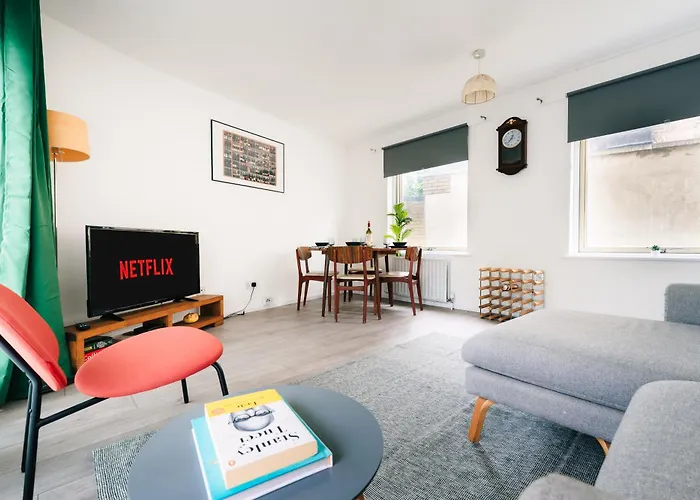 2 Bedroom Apartment Near London Bridge With A Garden