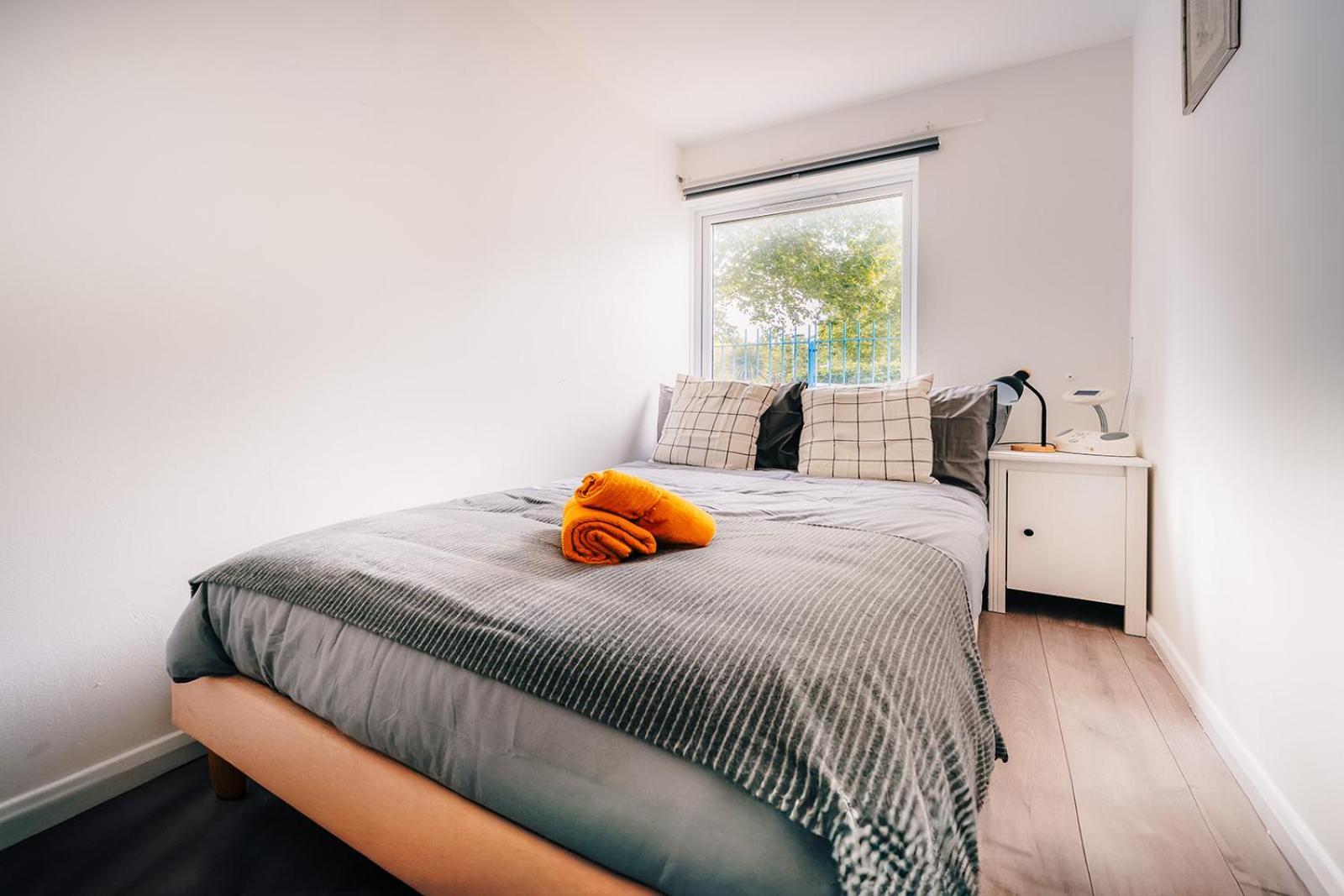 2 Bedroom Near Bridge With A Garden Апартаменты *