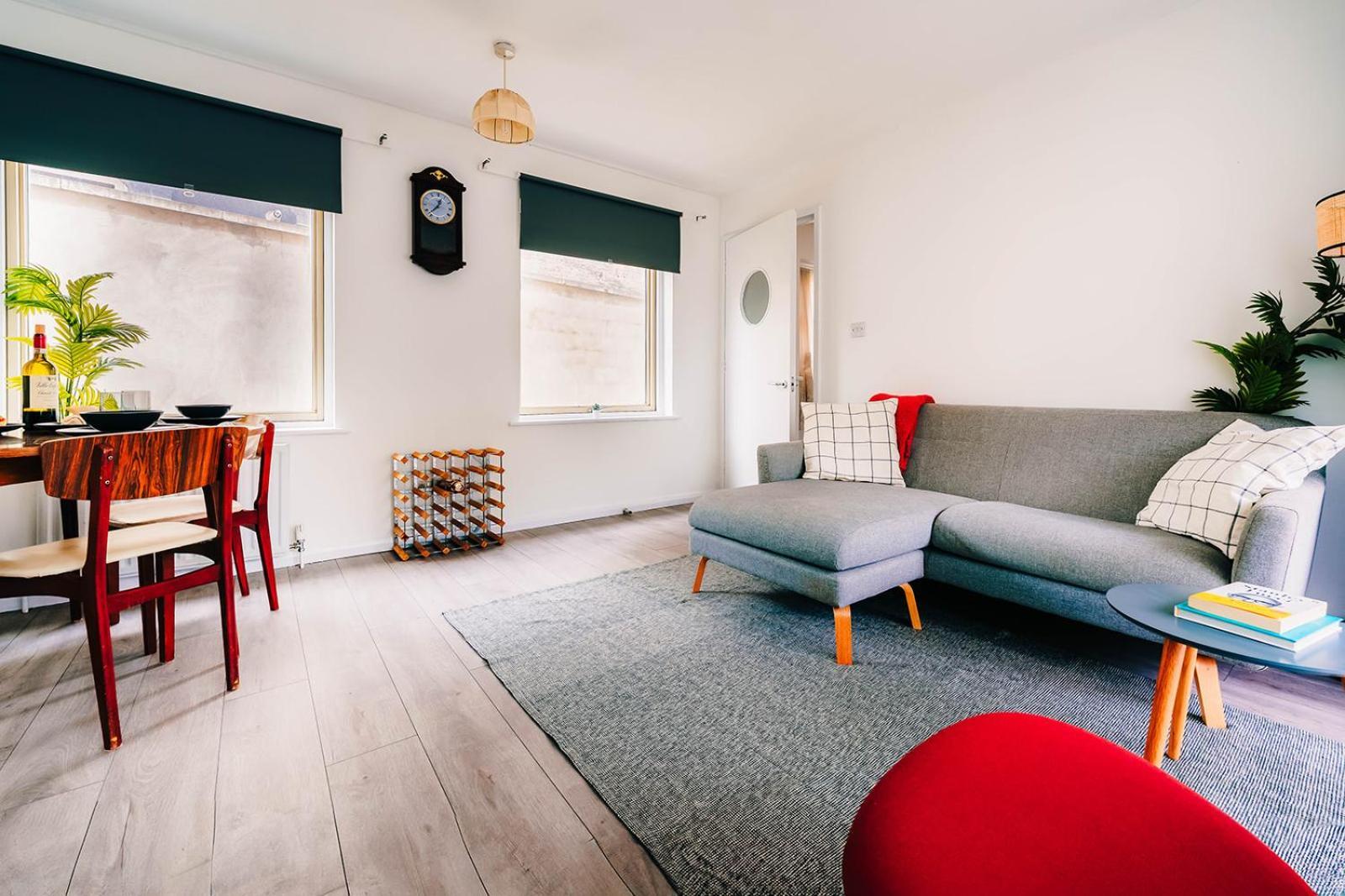 2 Bedroom Near Bridge With A Garden Апартаменты Лондон