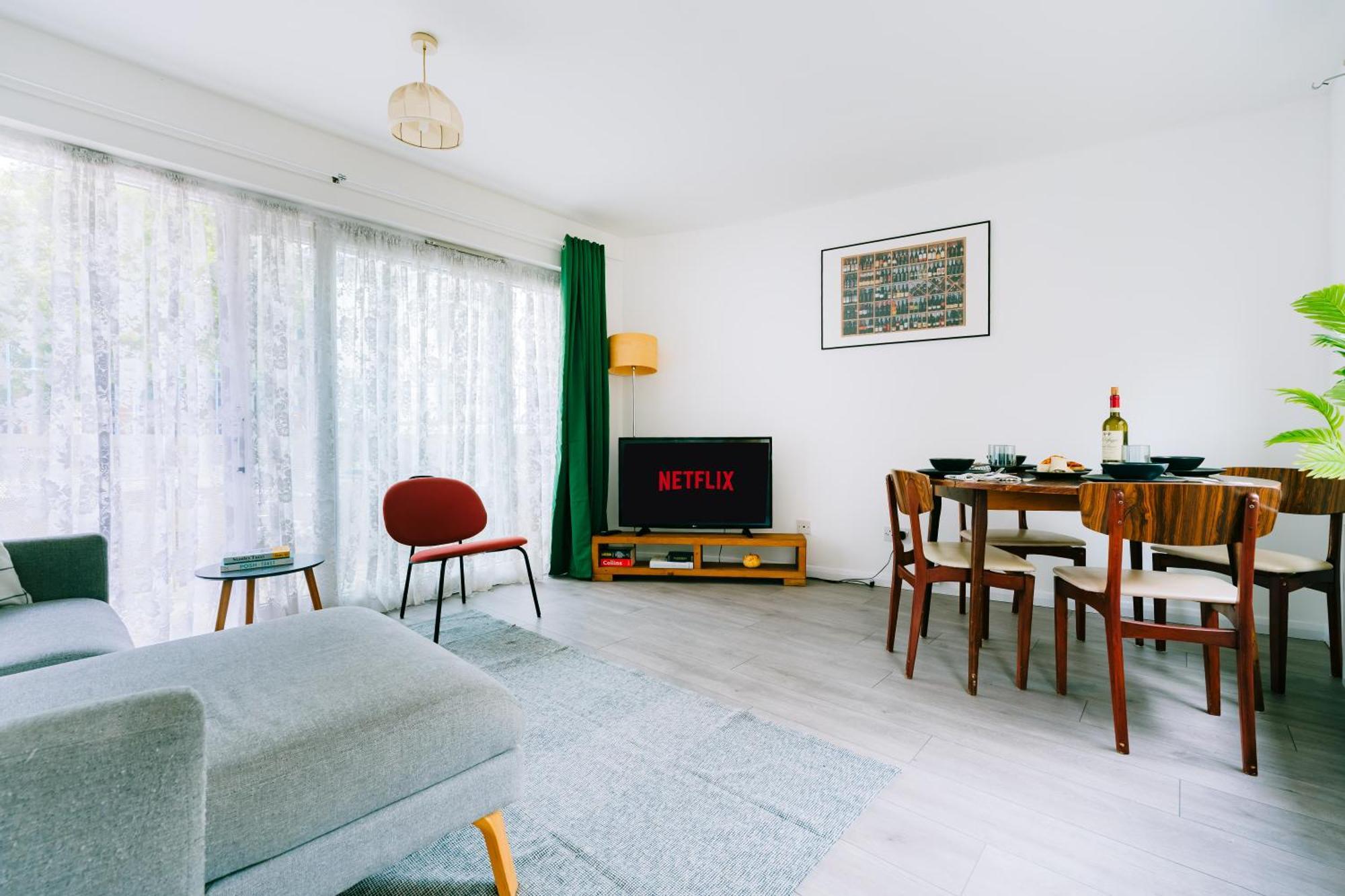 2 Bedroom Near Bridge With A Garden *