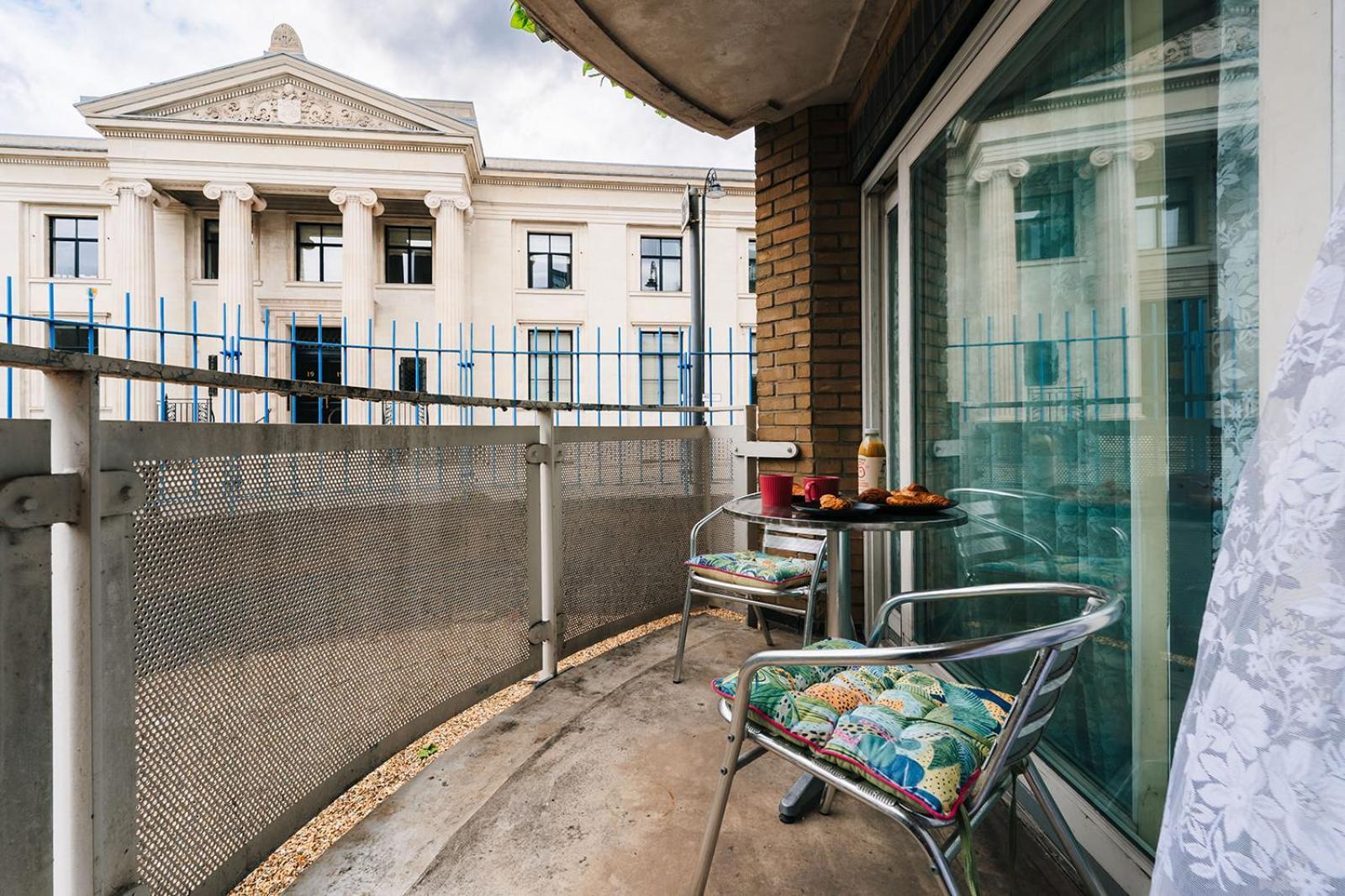 2 Bedroom Near Bridge With A Garden Лондон