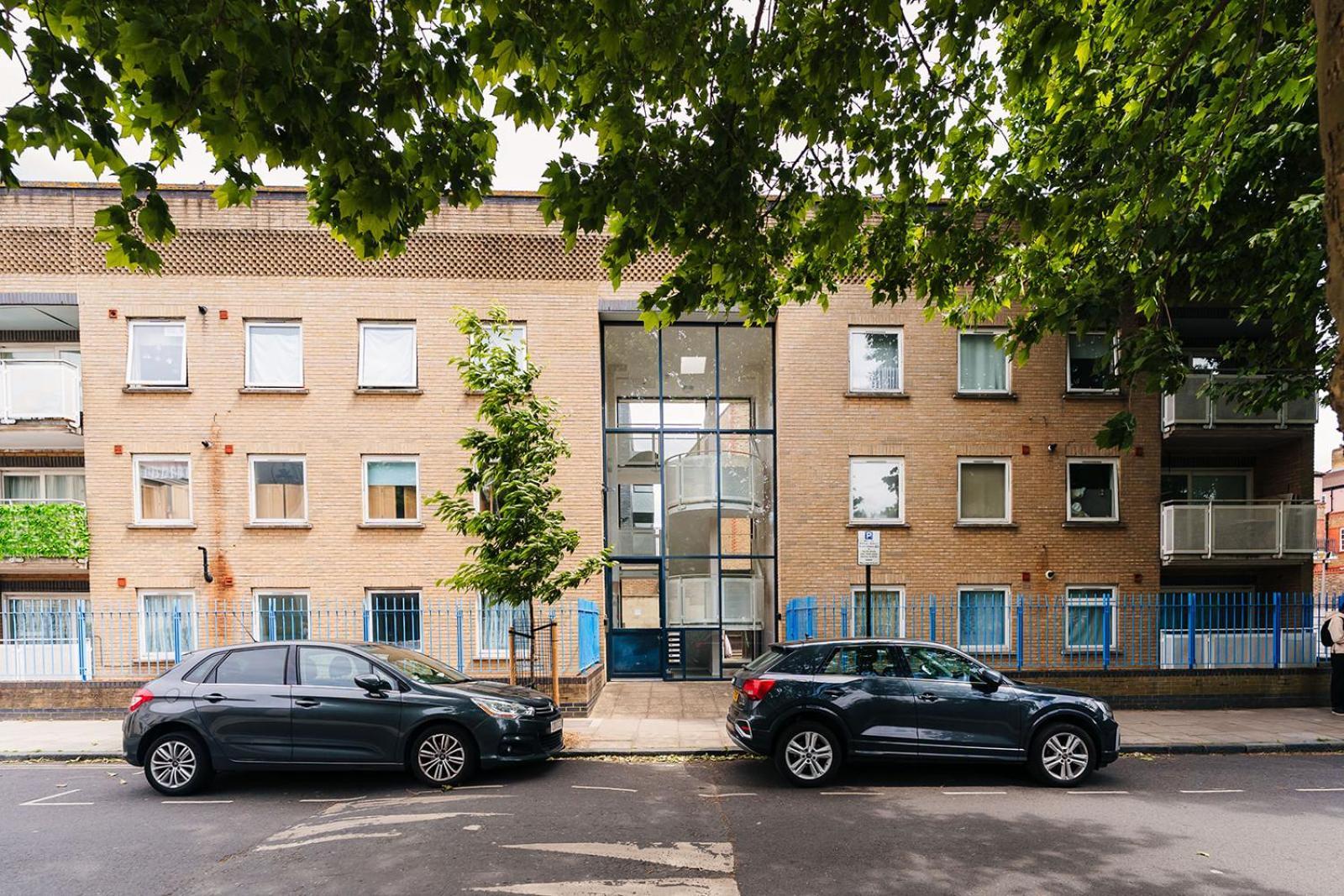 2 Bedroom Near Bridge With A Garden Апартаменты