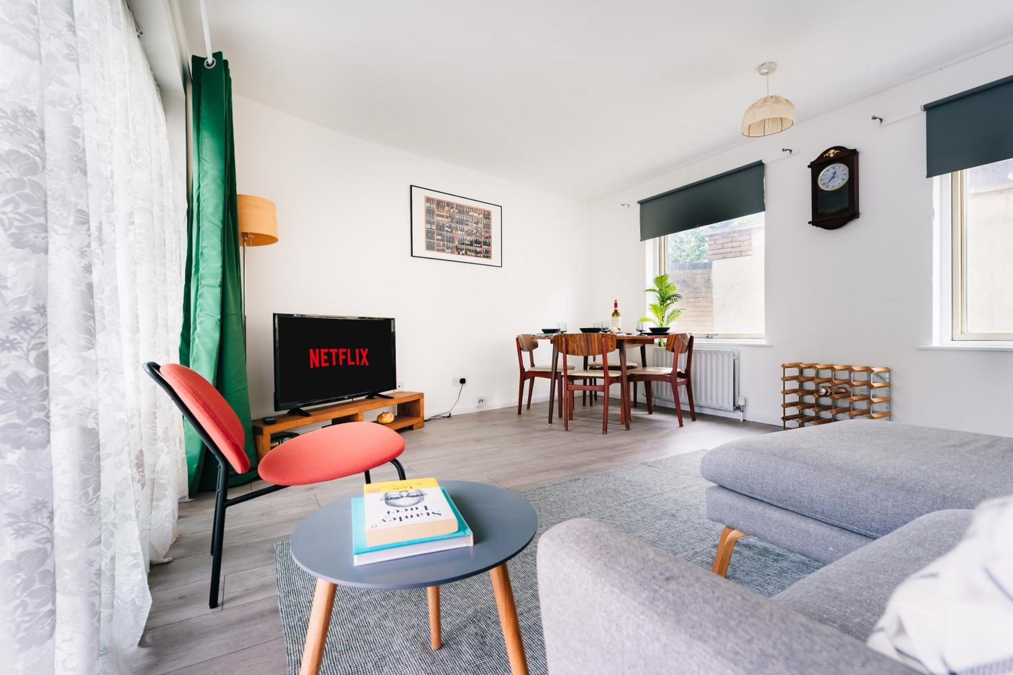 2 Bedroom Near Bridge With A Garden Лондон