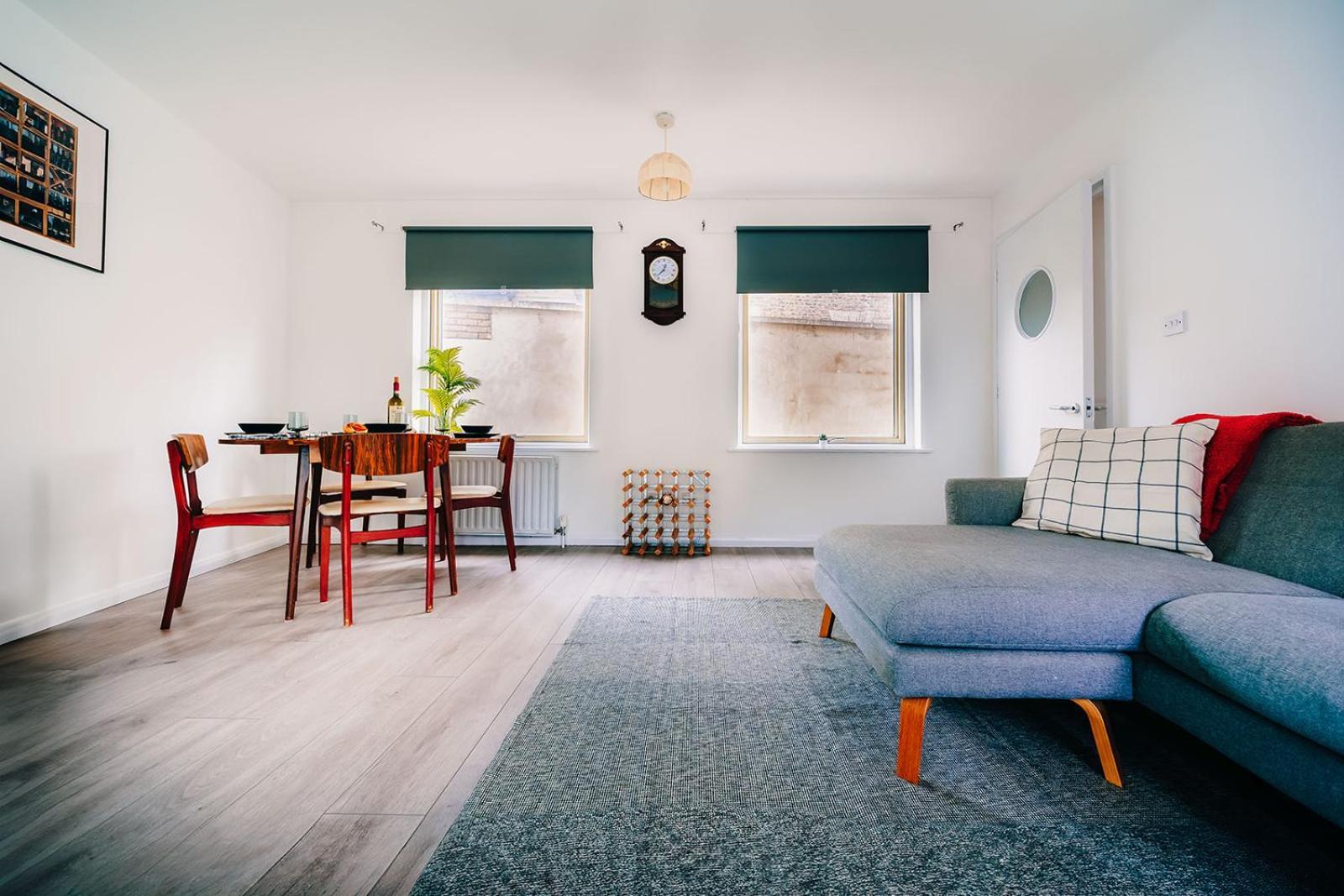 2 Bedroom Near Bridge With A Garden Лондон