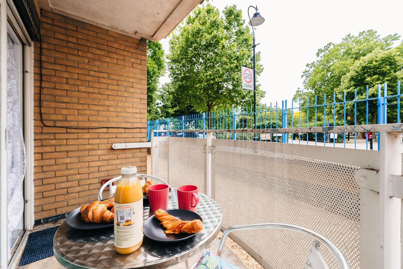 2 Bedroom Near Bridge With A Garden * Лондон