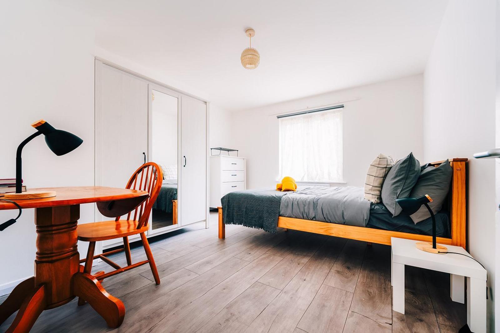 2 Bedroom Near Bridge With A Garden