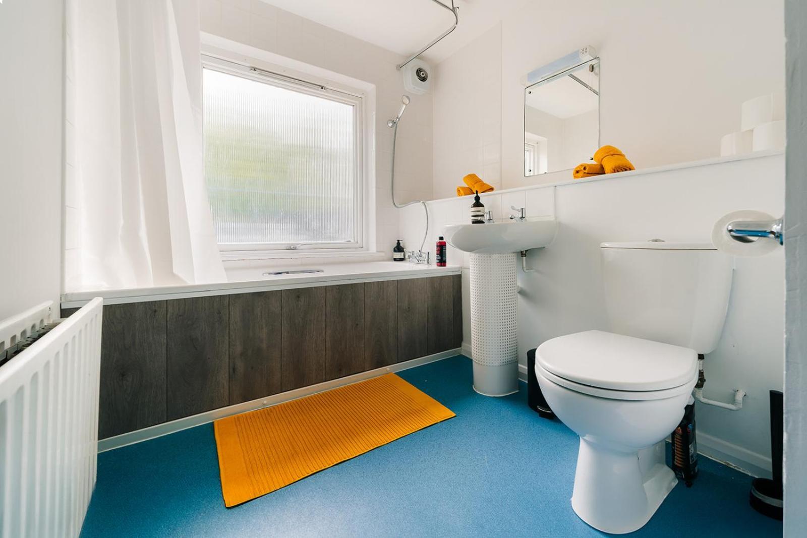 2 Bedroom Near Bridge With A Garden Апартаменты Лондон