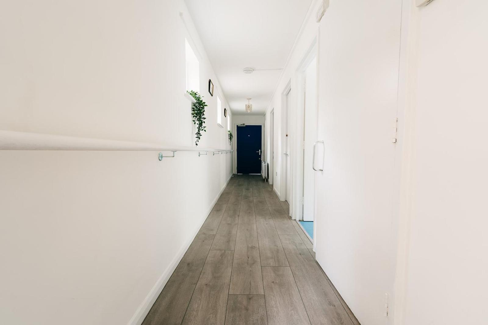 2 Bedroom Near Bridge With A Garden *