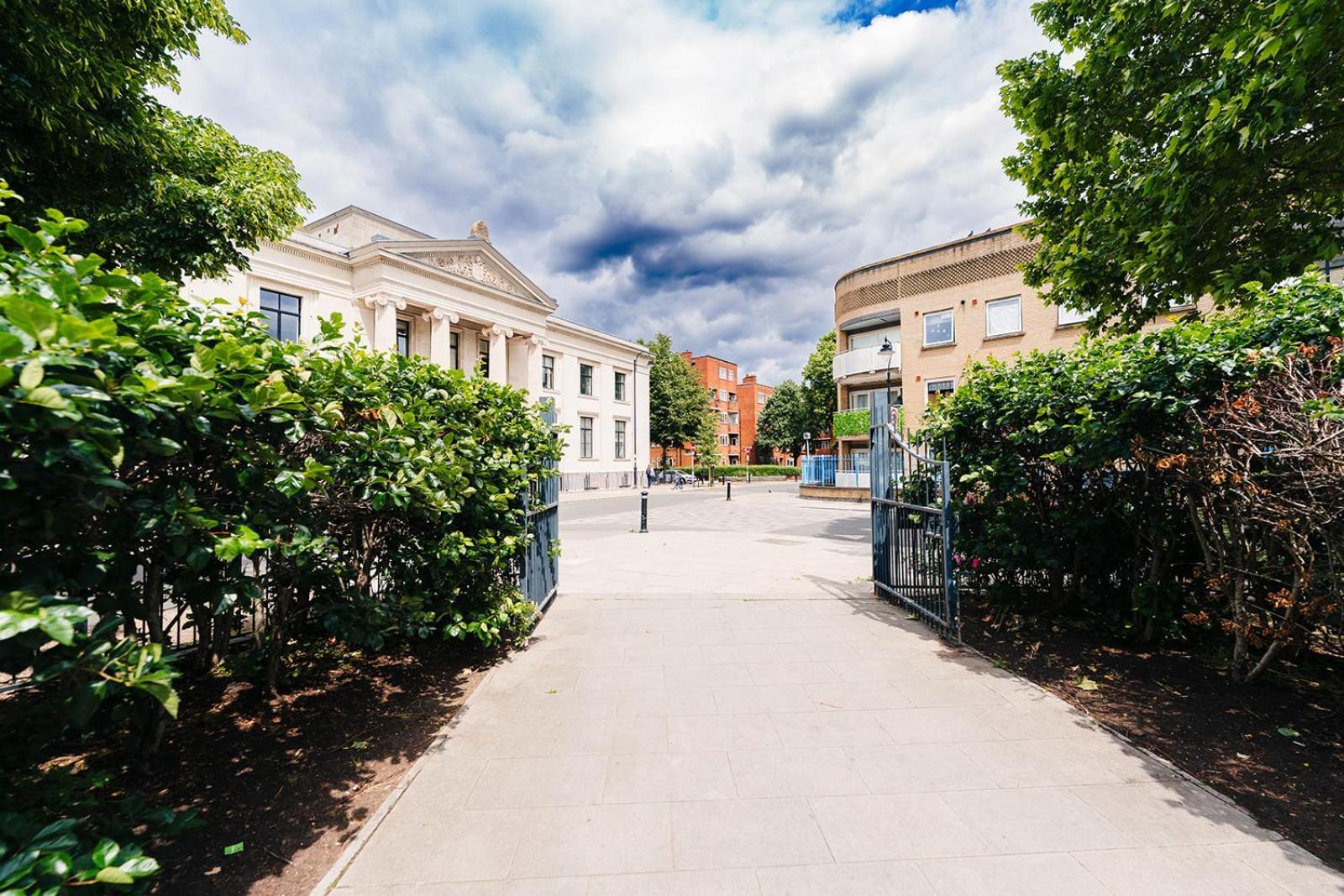 2 Bedroom Near Bridge With A Garden *
