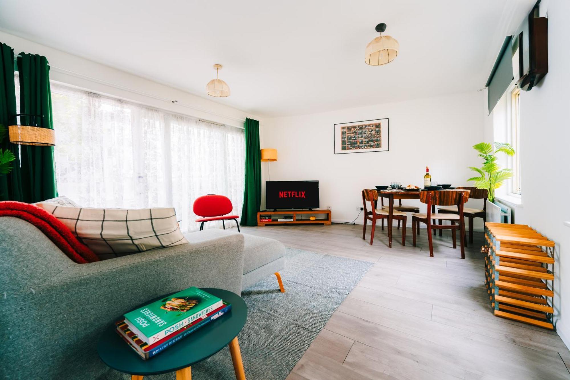 2 Bedroom Near Bridge With A Garden * Лондон